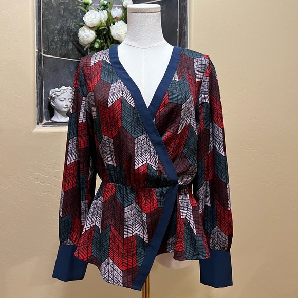 BCBGMaxAzria Wrap Blouse Geo Chevron Print Size Medium - Picture 3 of 7